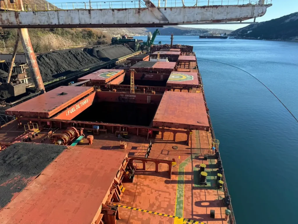 Marine off-hire and on-hire survey vessel inspection during charter period handover